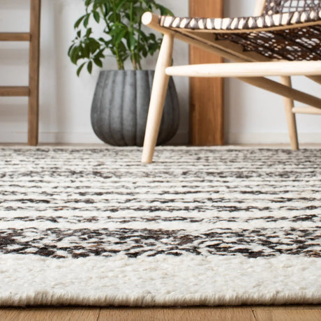 Safavieh Natura 4'-0" x 6'-0" Rug in Black / Ivory