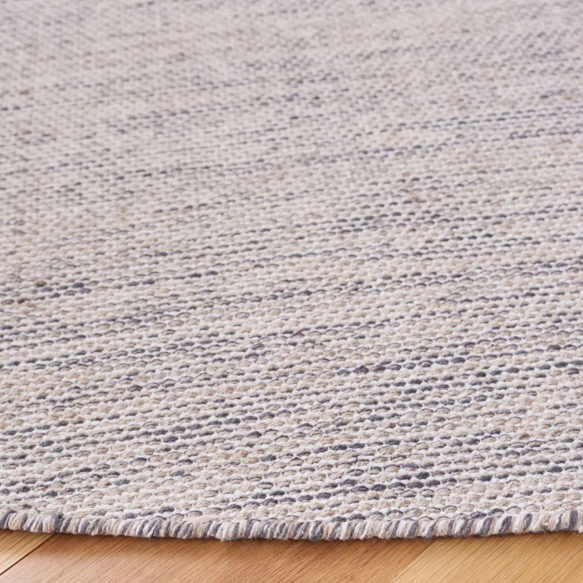Safavieh Montauk 6'-0" x 6'-0" Rug in Beige / Ivory