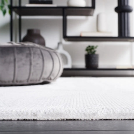 Safavieh Whisper 4'-0" x 6'-0" Rug in Grey / Ivory