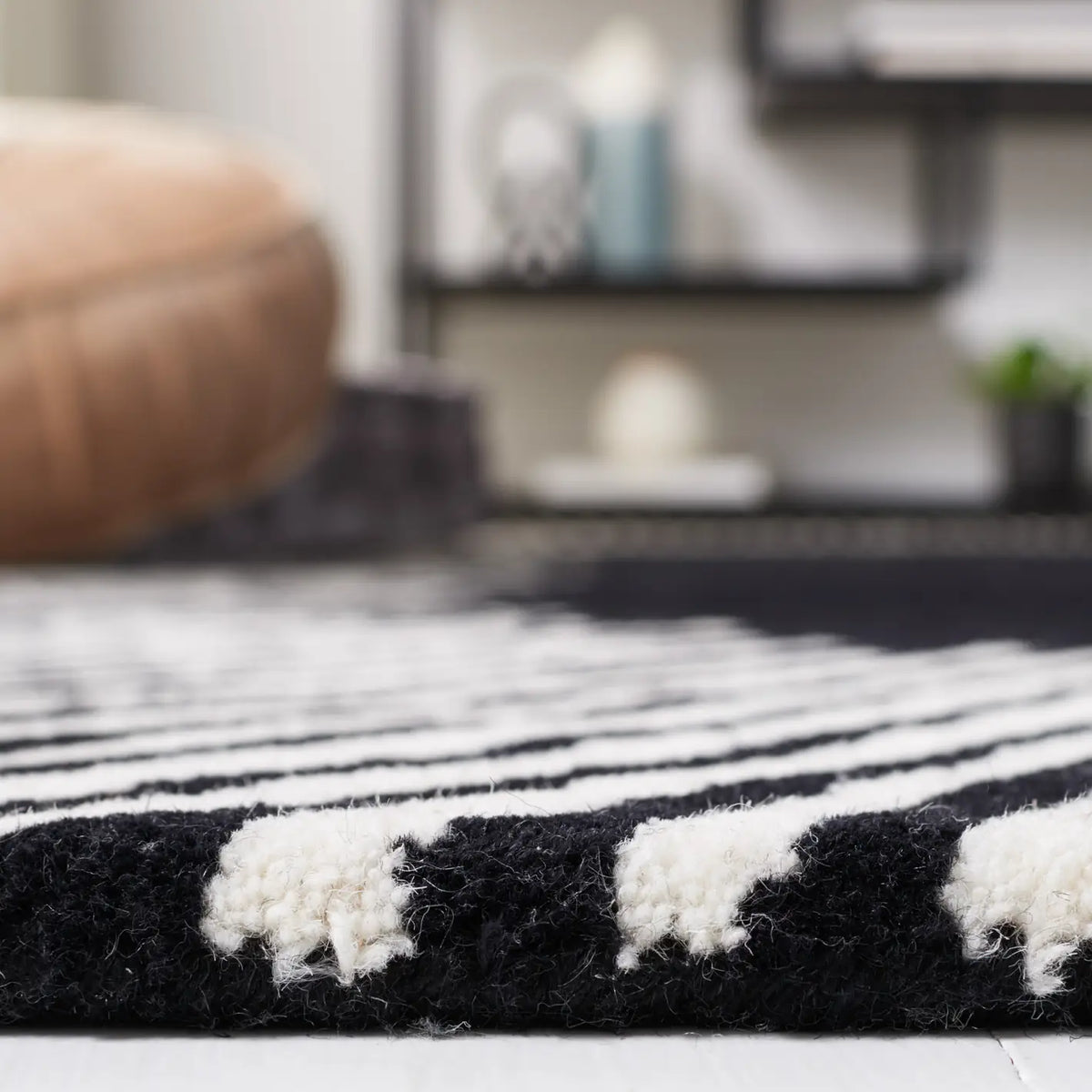 Safavieh Fifth Avenue 4'-0" x 6'-0" Rug in Black / Ivory