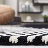 Safavieh Fifth Avenue 4'-0" x 6'-0" Rug in Black / Ivory