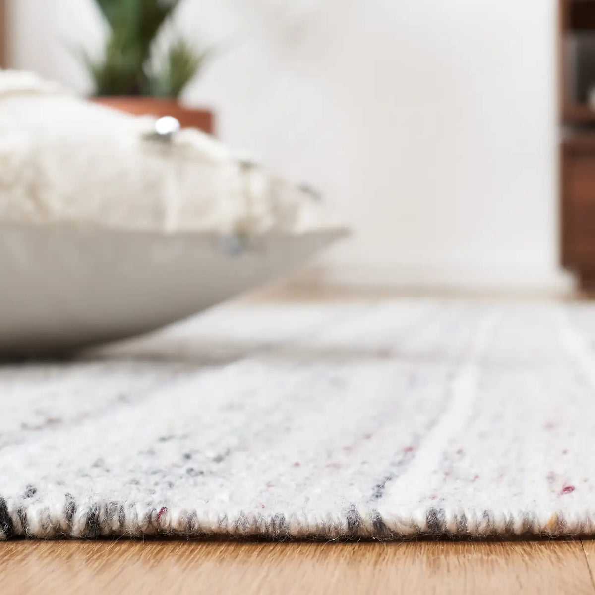 Safavieh Kilim 4'-0" x 6'-0" Rug in Ivory / Light Grey