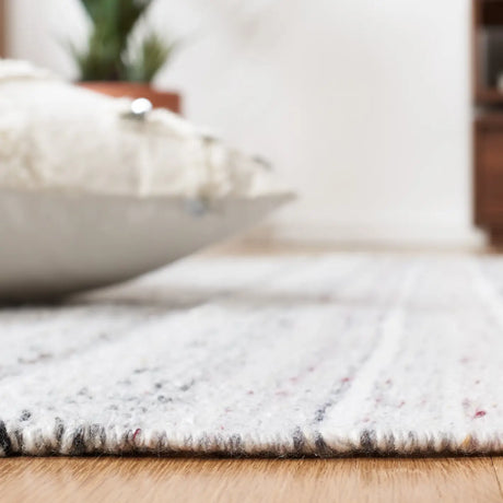 Safavieh Kilim 4'-0" x 6'-0" Rug in Ivory / Light Grey