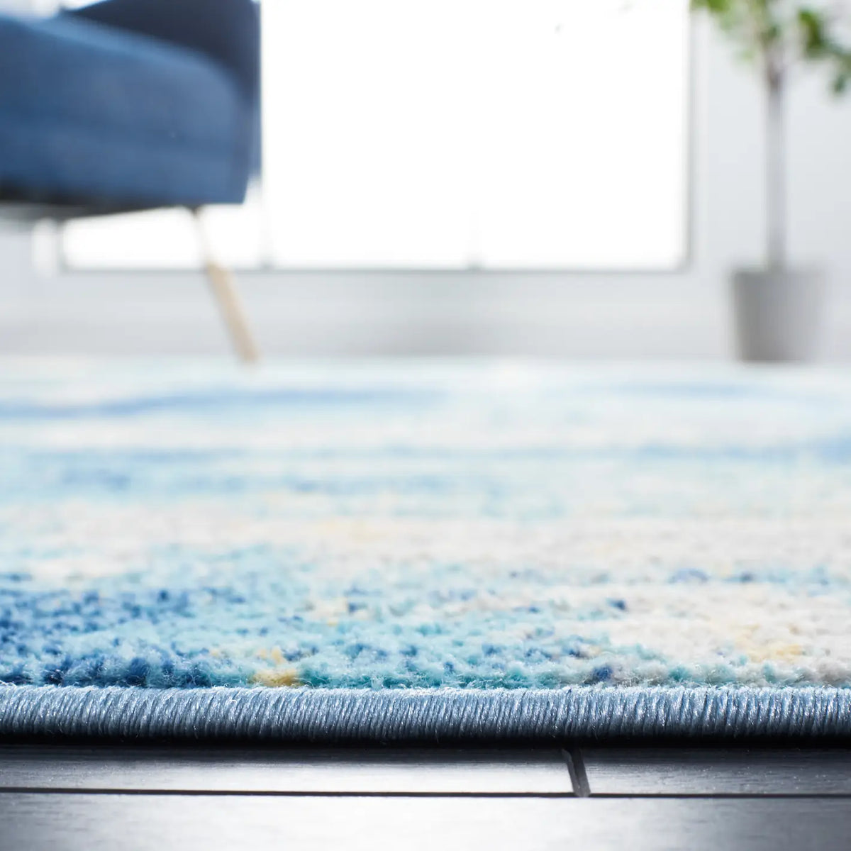 Safavieh Jasper 100 4'-0" x 6'-0" Rug in Navy / Ivory