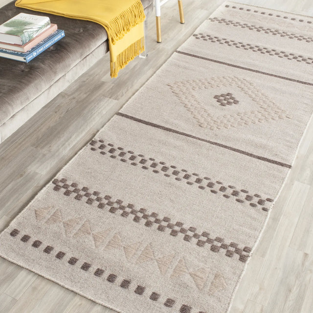 Safavieh Dhurries 2'-6" x 8'-0" Rug in Natural