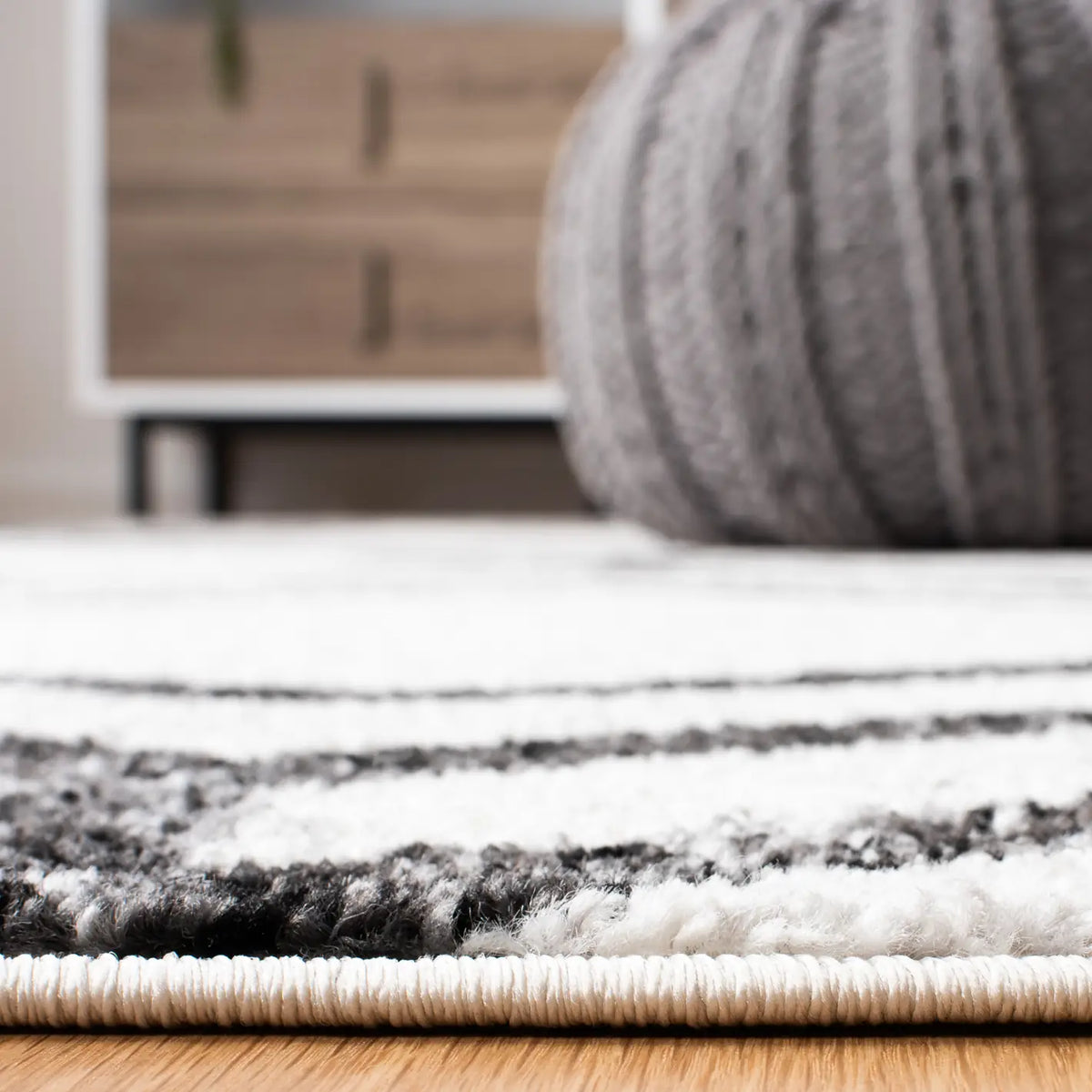 Safavieh Adirondack 4'-0" x 6'-0" Rug in Ivory / Charcoal