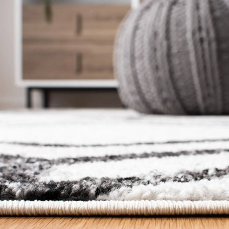 Safavieh Adirondack 4'-0" x 6'-0" Rug in Ivory / Charcoal