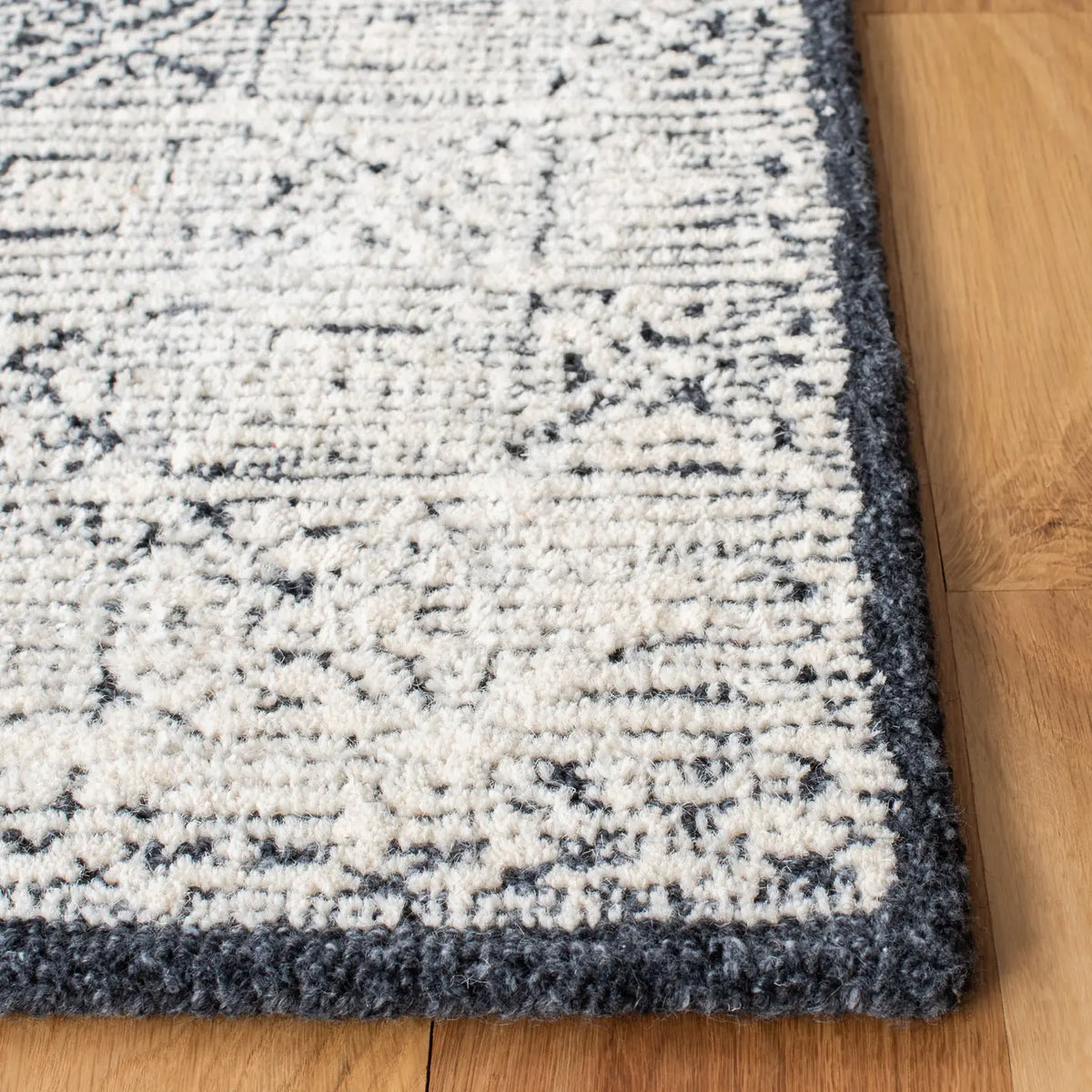 Safavieh Roslyn 4'-0" x 6'-0" Rug in Black / Ivory