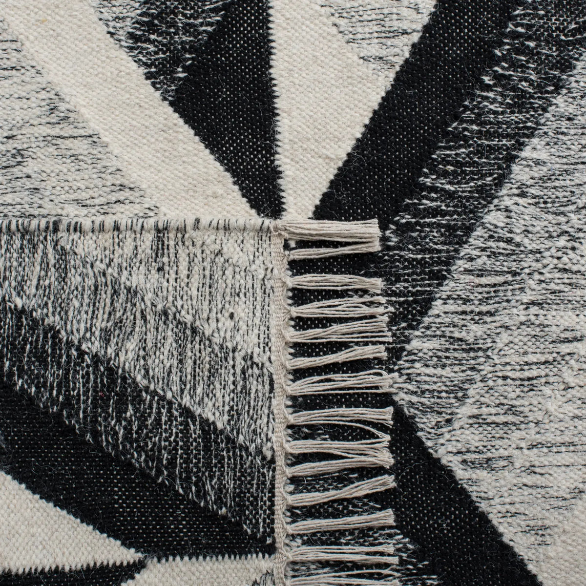 Safavieh Kilim 4'-0" x 6'-0" Rug in Ivory / Black