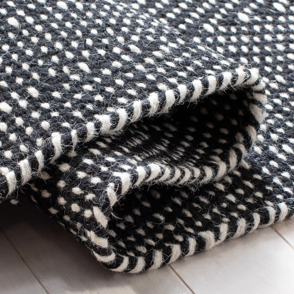 Safavieh Kilim 4'-0" x 6'-0" Rug in Black / Ivory