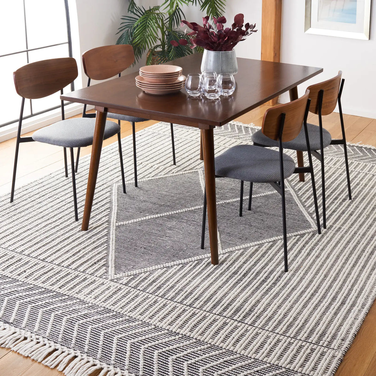 Safavieh Marbella 6'-0" x 9'-0" Rug in Ivory / Black