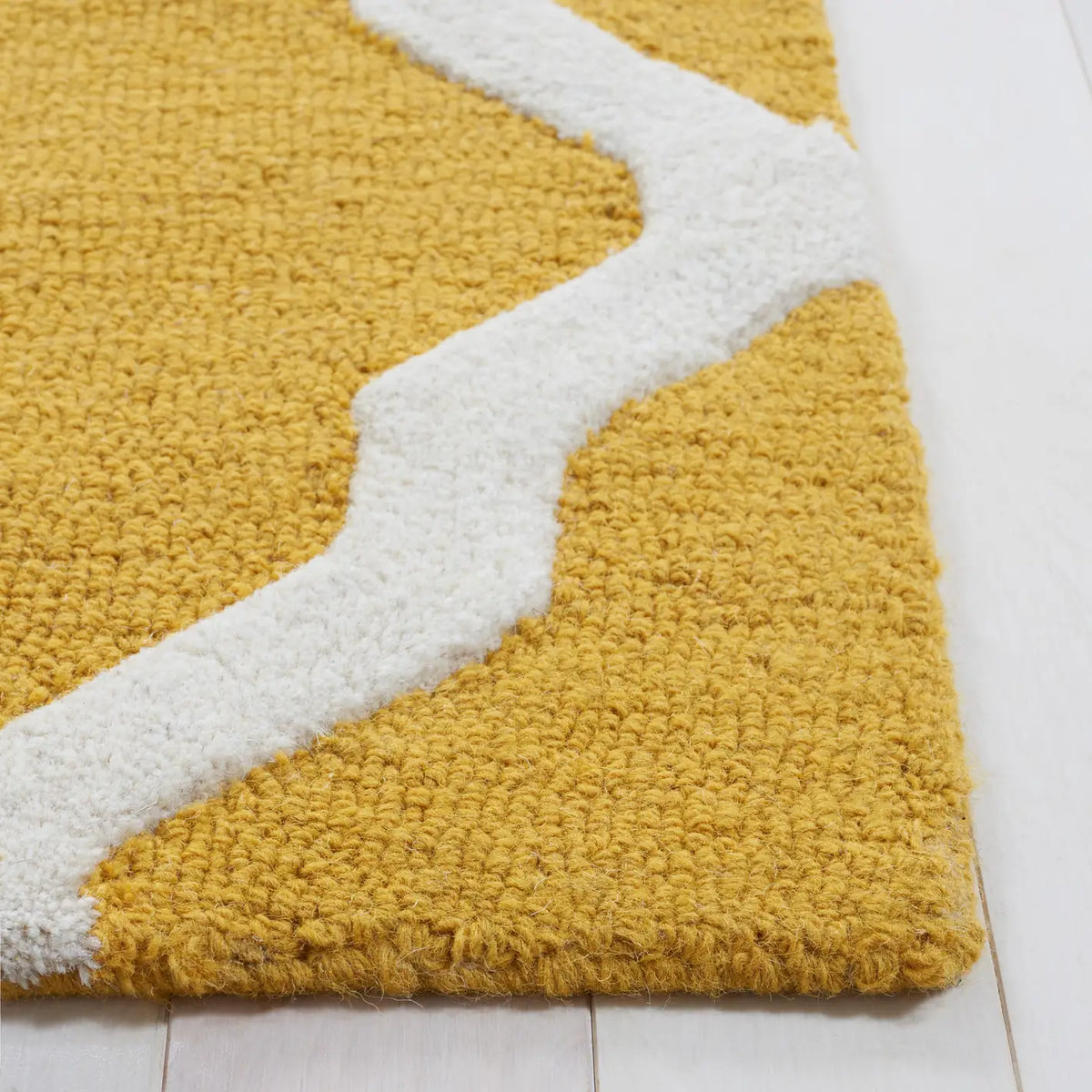 Safavieh Cambridge 5'-0" x 8'-0" Rug in Gold / Ivory