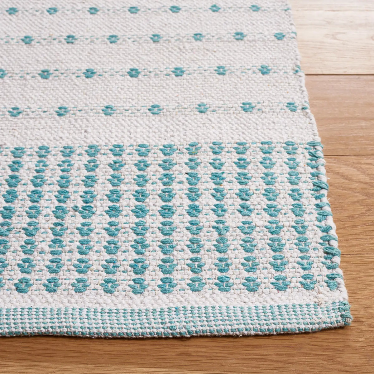 Safavieh Montauk 4'-0" x 6'-0" Rug in Aqua / Ivory
