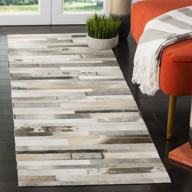 Safavieh Studio Leather 2'-3" x 11'-0" Rug in Grey / Ivory