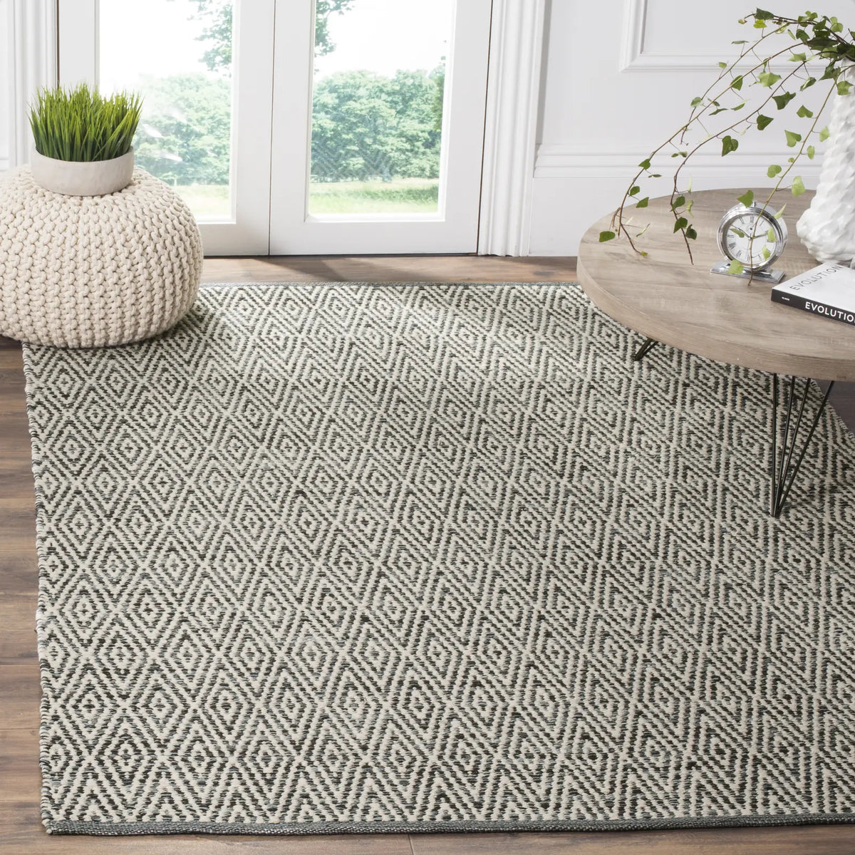 Safavieh Montauk 5'-0" x 7'-0" Rug in Ivory / Dark Grey