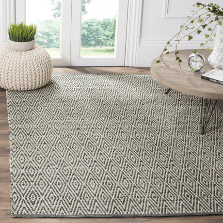 Safavieh Montauk 5'-0" x 7'-0" Rug in Ivory / Dark Grey