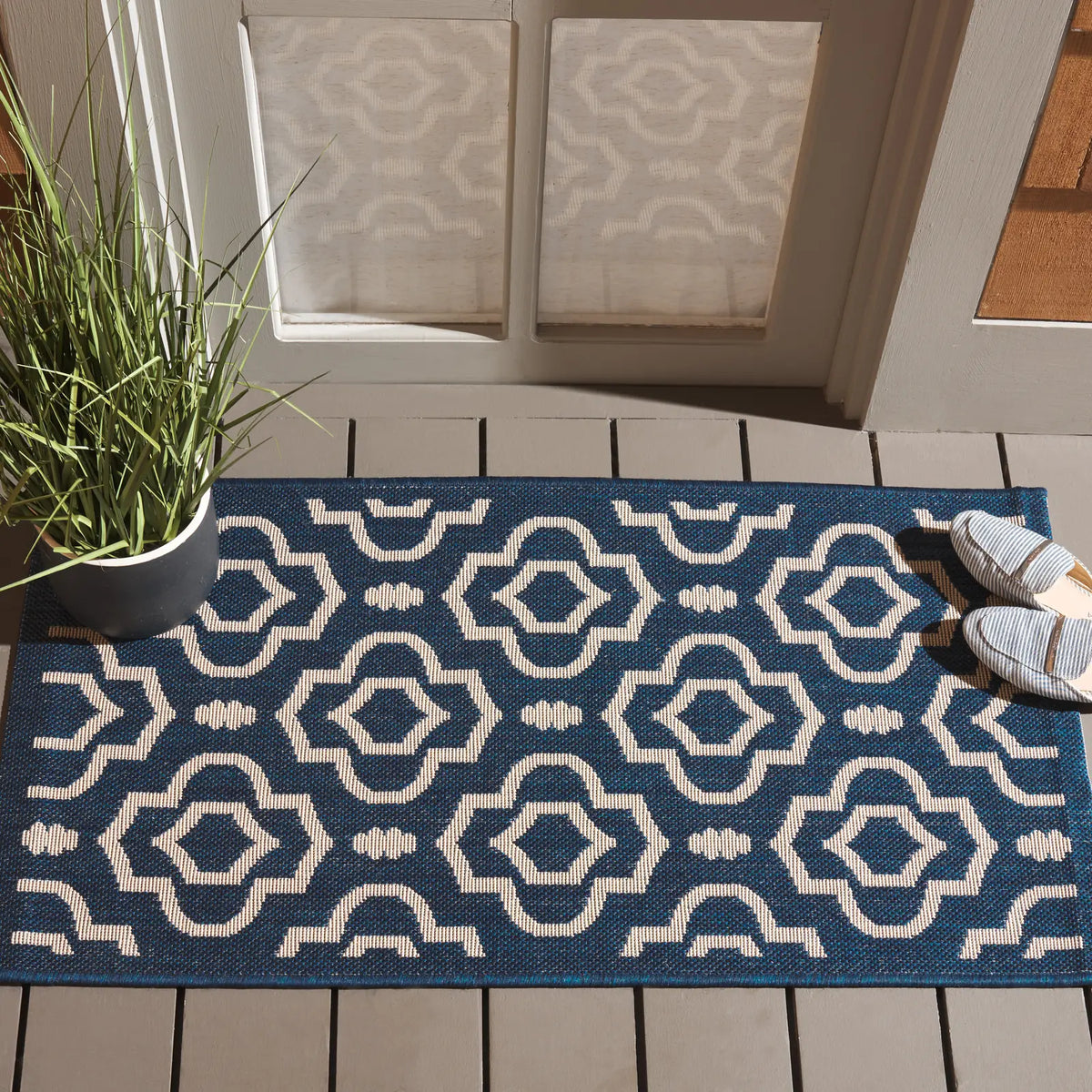 Safavieh Courtyard 2'-0" x 3'-7" Rug in Navy / Beige