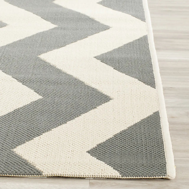 Safavieh Courtyard 4'-0" x 5'-7" Rug in Grey / Beige