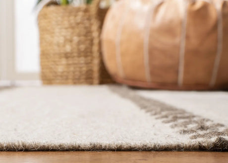 Safavieh Dhurries 4'-0" x 6'-0" Rug in Natural