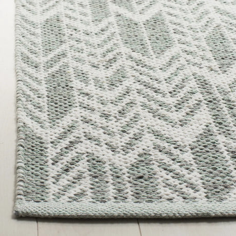 Safavieh Montauk 5'-0" x 8'-0" Rug in Light Green / Ivory