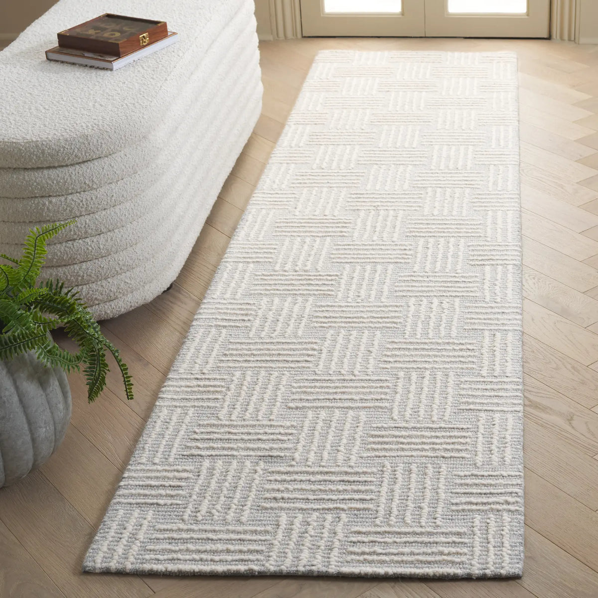 Safavieh Ebony 2'-3" x 9'-0" Rug in Light Grey / Ivory