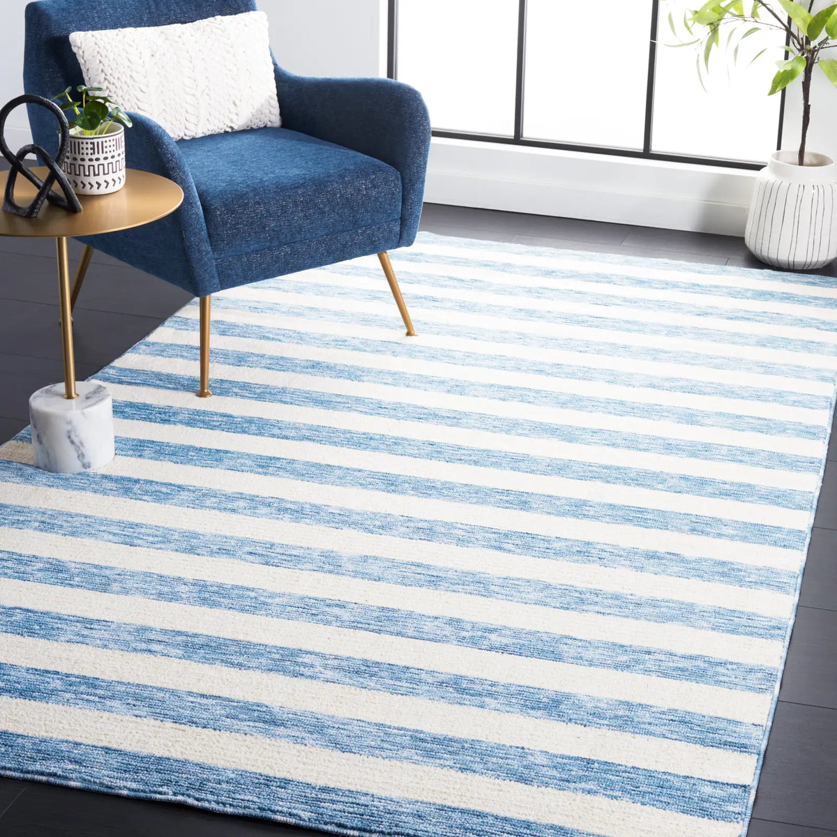 Safavieh Easy Care 4'-0" x 6'-0" Rug in Light Blue / Ivory