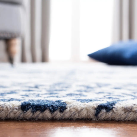 Safavieh Micro-Loop 4'-0" x 6'-0" Rug in Ivory / Blue