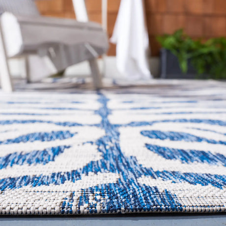 Safavieh Courtyard 4'-0" x 5'-7" Rug in Ivory / Navy