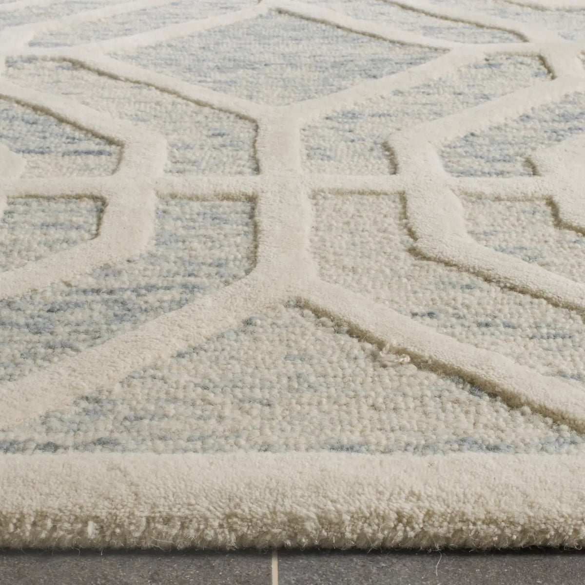 Safavieh Cambridge 8'-0" x 10'-0" Rug in Light Blue / Ivory
