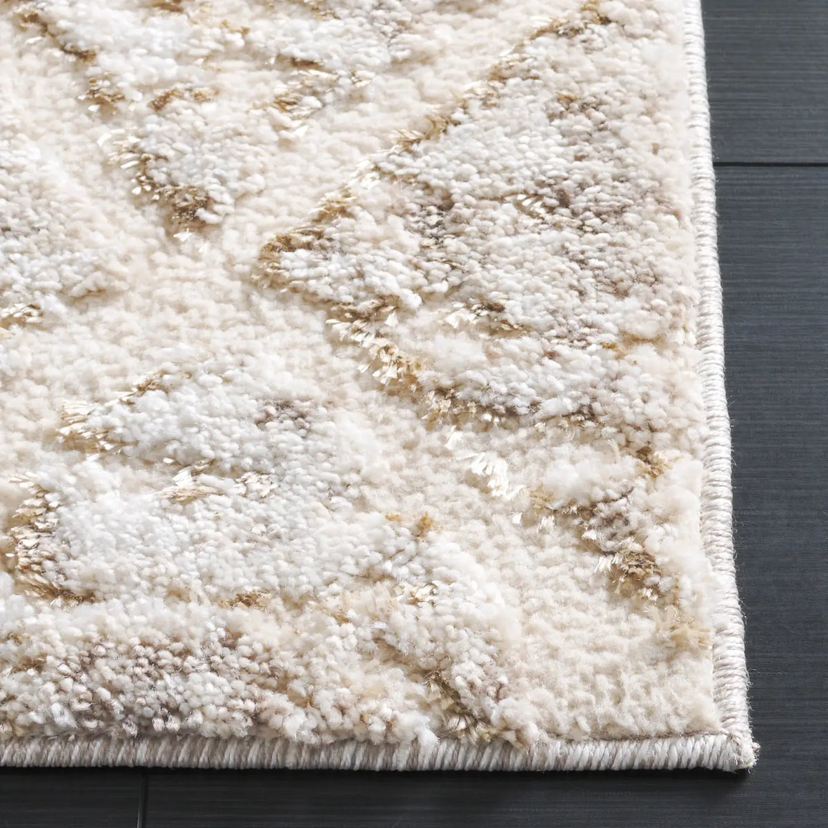 Safavieh Ravine Shag 4'-0" x 6'-0" Rug in Beige / Ivory