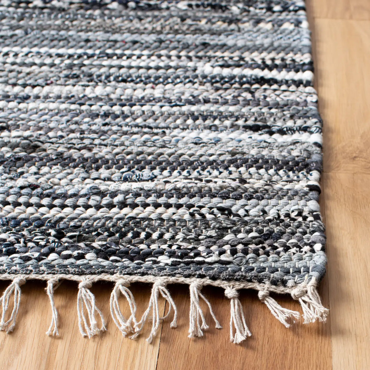 Safavieh Rag Rug 4'-0" x 6'-0" Rug in Grey