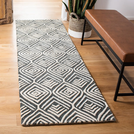 Safavieh Blossom 2'-3" x 8'-0" Rug in Ivory / Grey