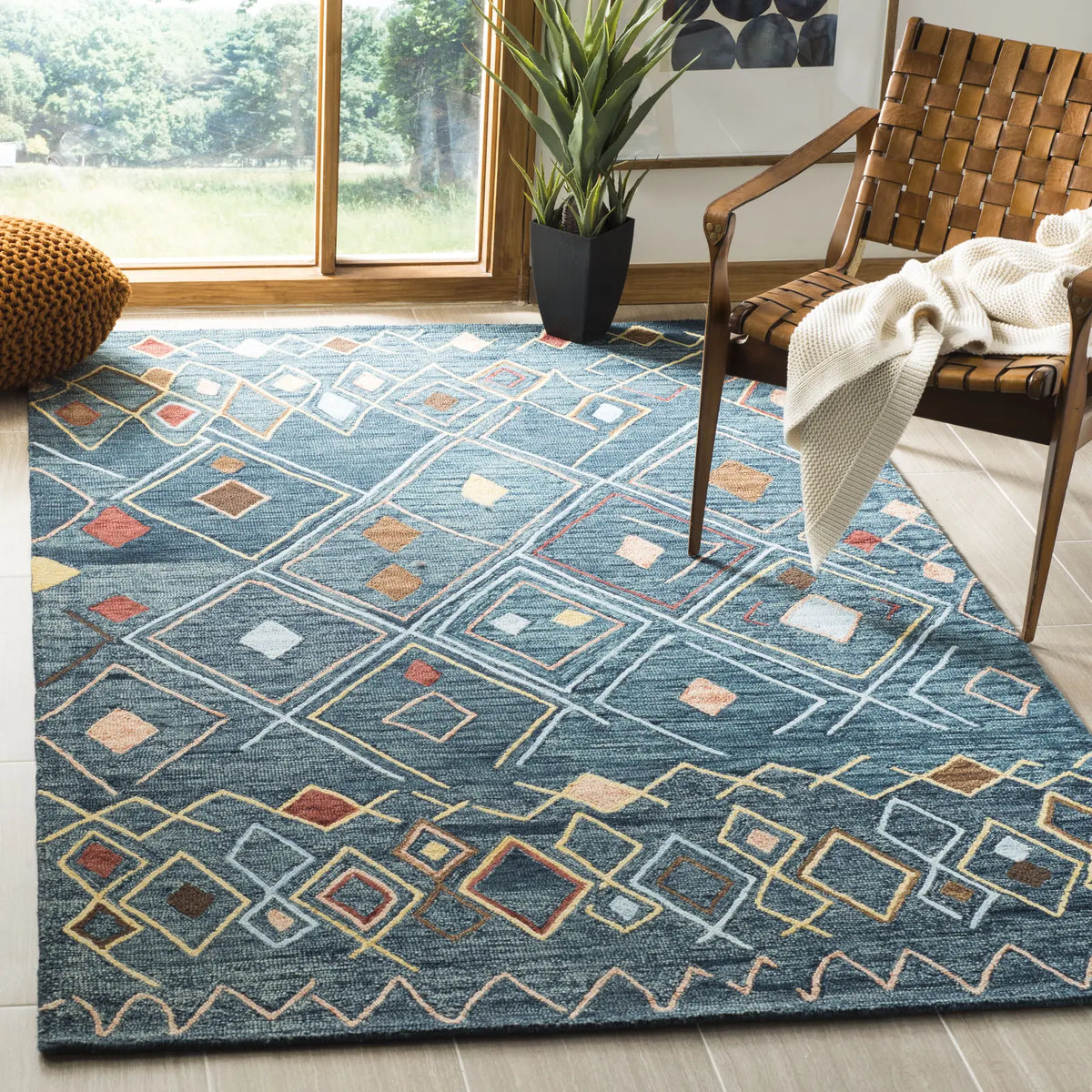Safavieh Suzani 4'-0" x 6'-0" Rug in Dark Blue / Multi
