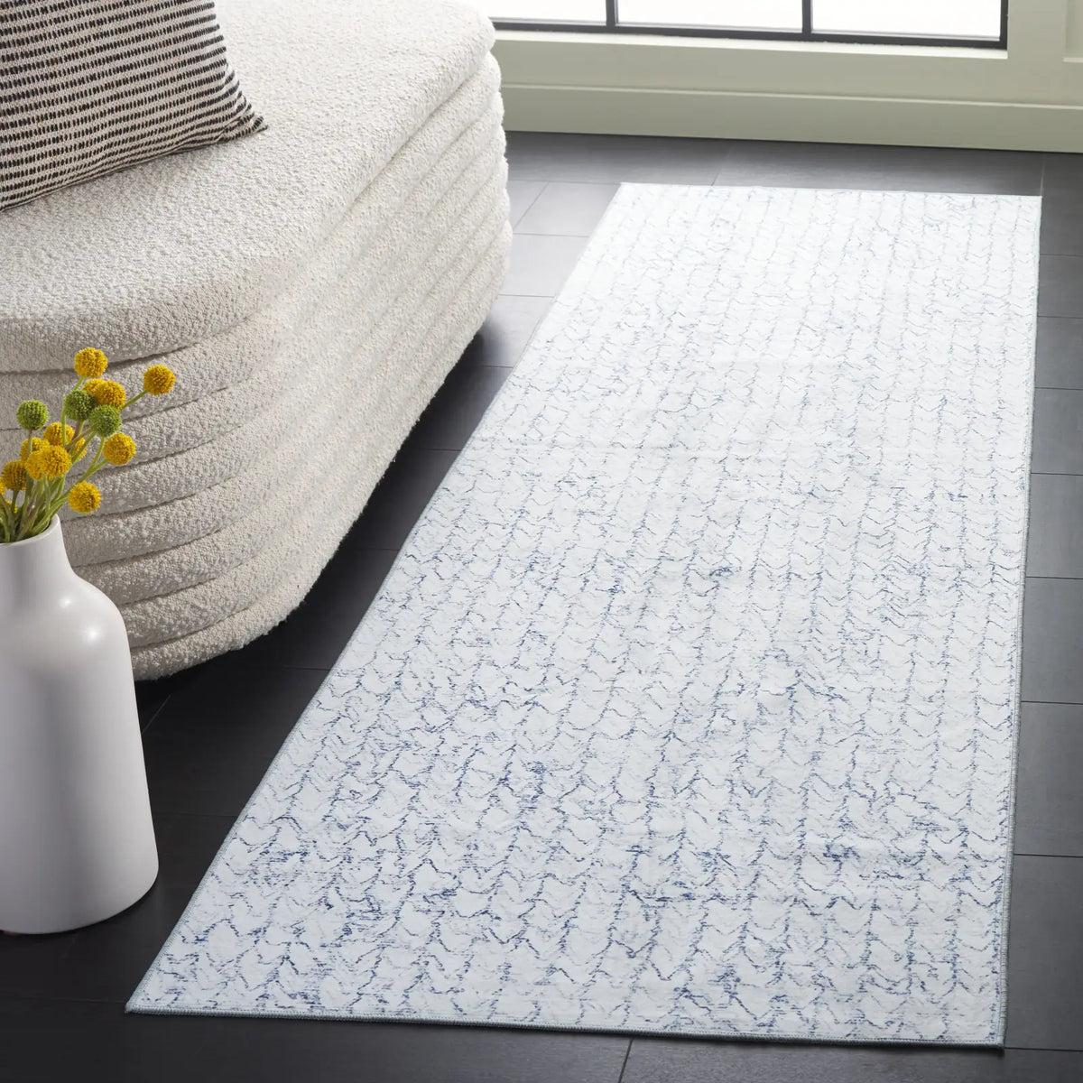 Safavieh Malibu 2'-6" x 8'-0" Rug in Grey / Blue