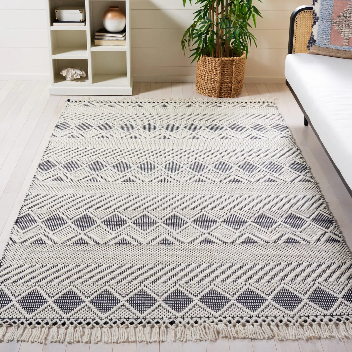 Safavieh Natura 5'-0" x 8'-0" Rug in Ivory / Charcoal