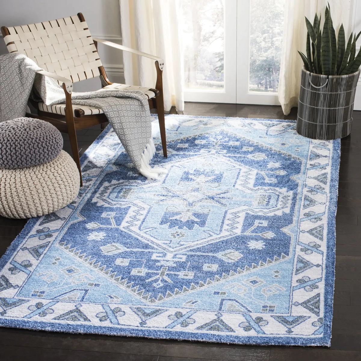 Safavieh Saffron 4'-0" x 6'-0" Rug in Blue / Ivory