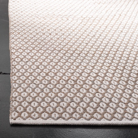 Safavieh Montauk 4'-0" x 6'-0" Rug in Beige / Ivory