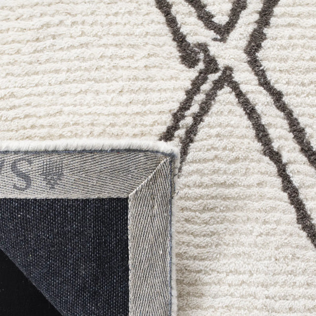 Safavieh Casablanca 5'-0" x 8'-0" Rug in Ivory / Grey