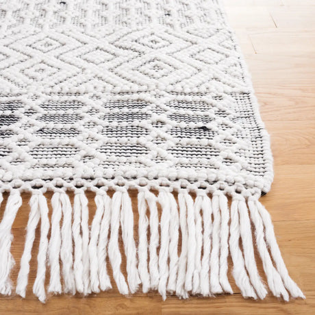 Safavieh Casablanca 4'-0" x 6'-0" Rug in Black / Ivory