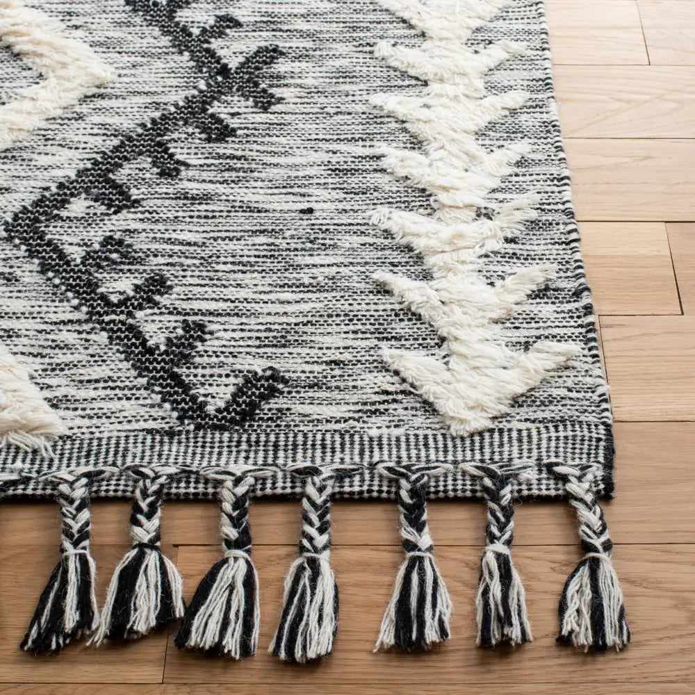 Safavieh Kenya 6'-0" x 9'-0" Rug in Ivory / Black