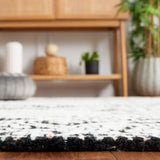 Safavieh Ebony 4'-0" x 6'-0" Rug in Black / Ivory
