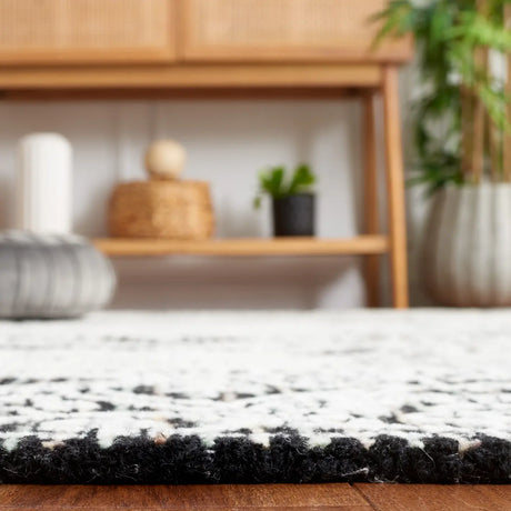 Safavieh Ebony 4'-0" x 6'-0" Rug in Black / Ivory