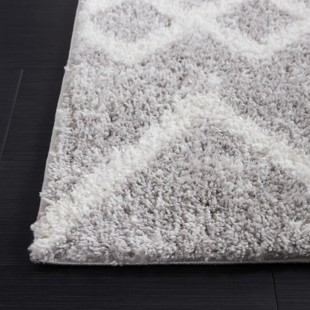 Safavieh Berber Shag 4'-5" x 6'-5" Rug in Grey / Ivory