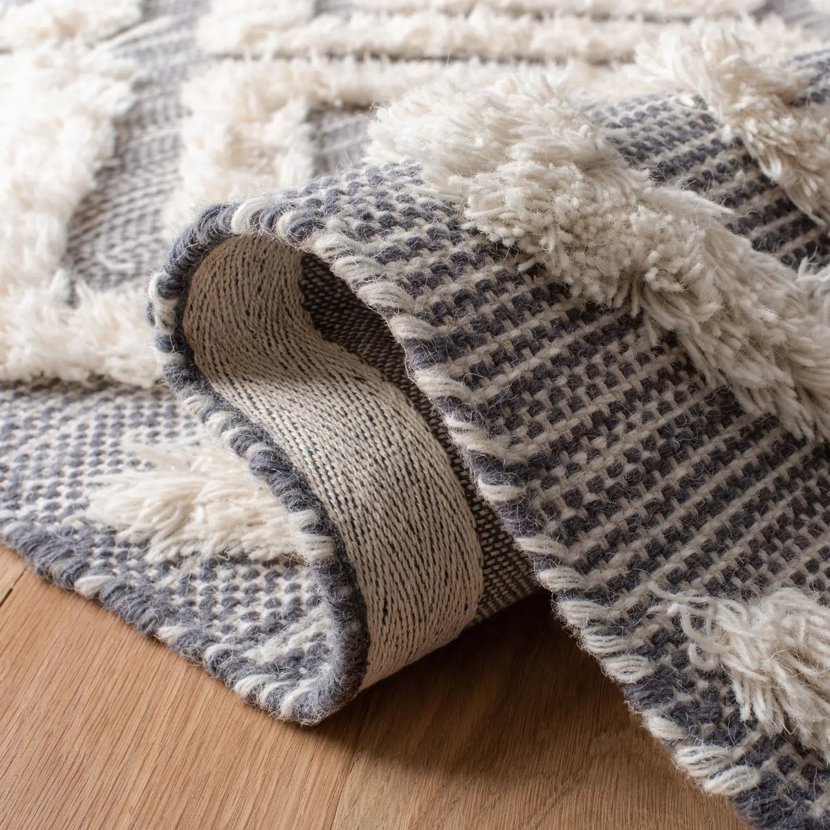 Safavieh Kenya 4'-0" x 6'-0" Rug in Grey / Ivory