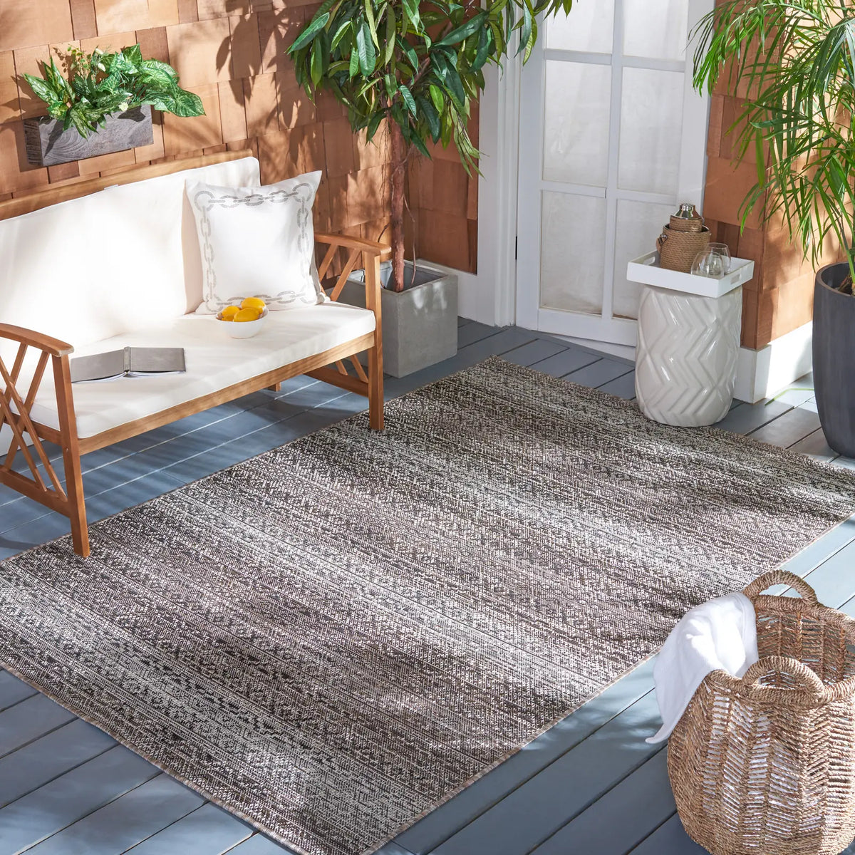 Safavieh Havana 4'-5" x 6'-5" Rug in Light Brown / Ivory