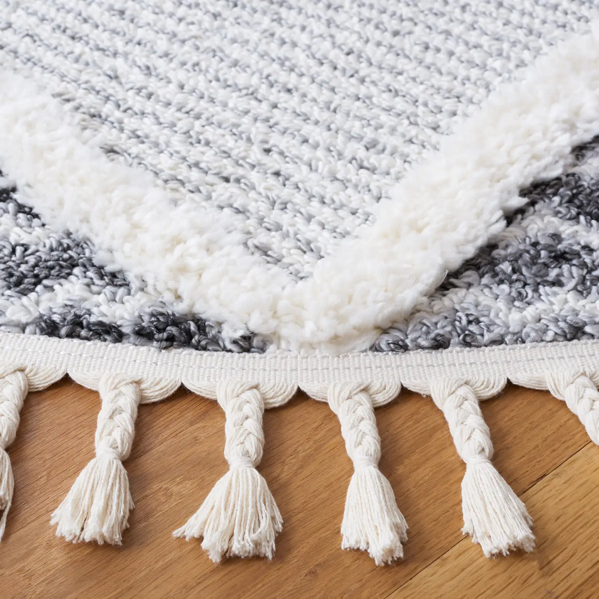 Safavieh Moroccan Tassel Shag 6'-7" x 6'-7" Rug in Grey / Ivory