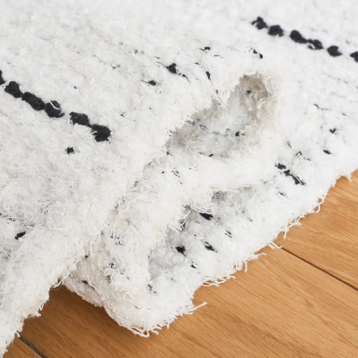 Safavieh Casablanca 4'-0" x 6'-0" Rug in Ivory / Black