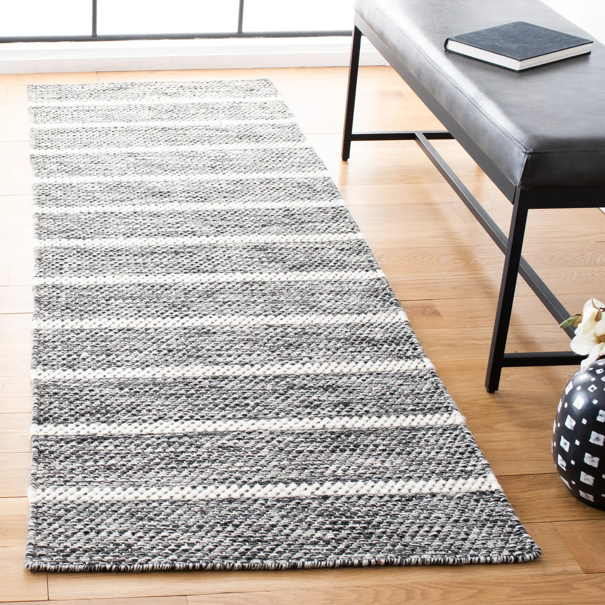 Safavieh Vermont 2'-3" x 8'-0" Rug in Black / Ivory