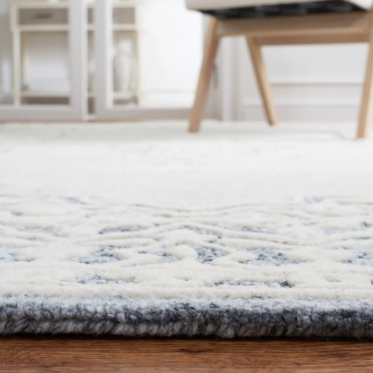 Safavieh Metro 4'-0" x 6'-0" Rug in Grey / Ivory