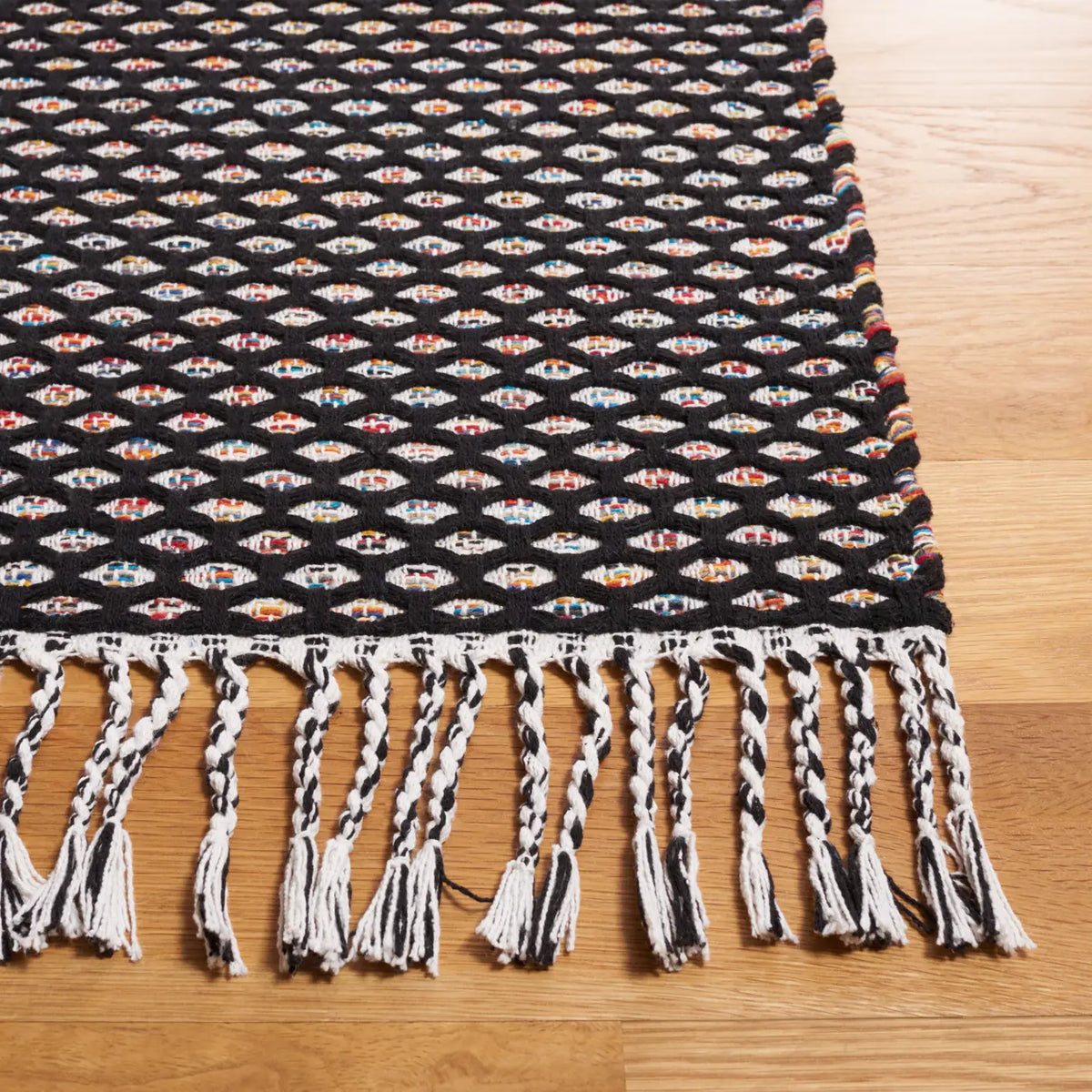 Safavieh Montauk 4'-0" x 6'-0" Rug in Black / Ivory